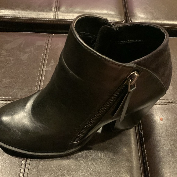 Black ankle bootie, 3 inch heel, size 9 - Picture 3 of 9